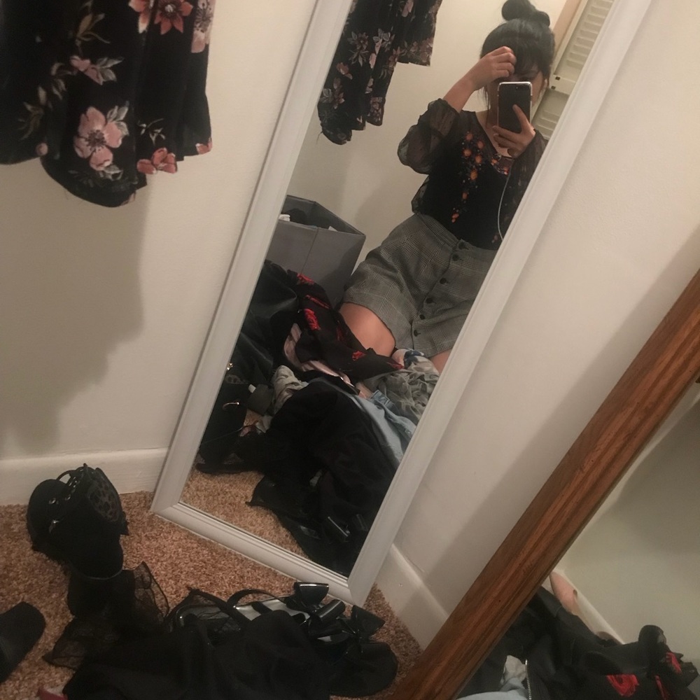 Meet your Posher, Isabel🌻🌚🥀 - Picture 2 of 3